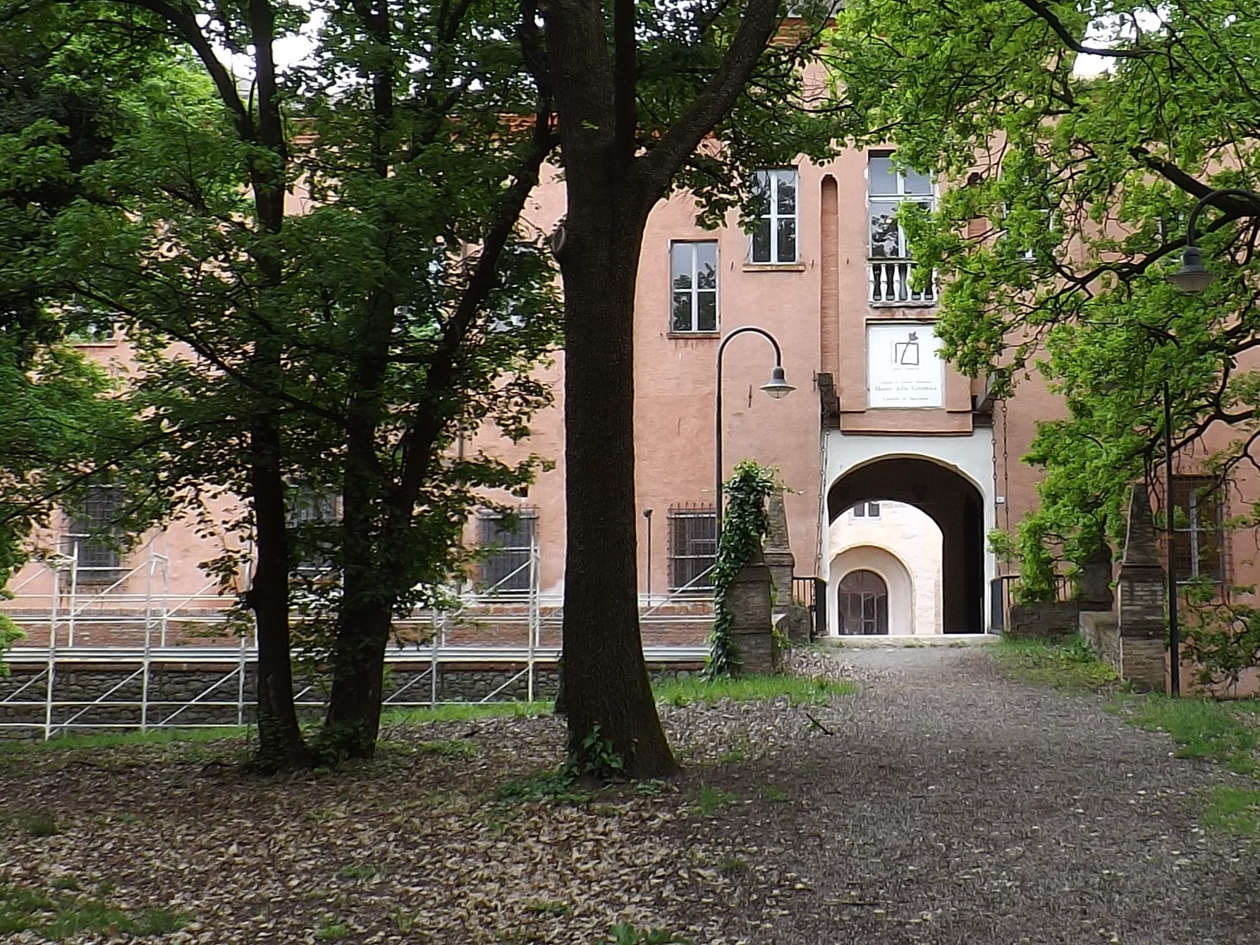 Castello di Spezzano e Museo della Ceramica