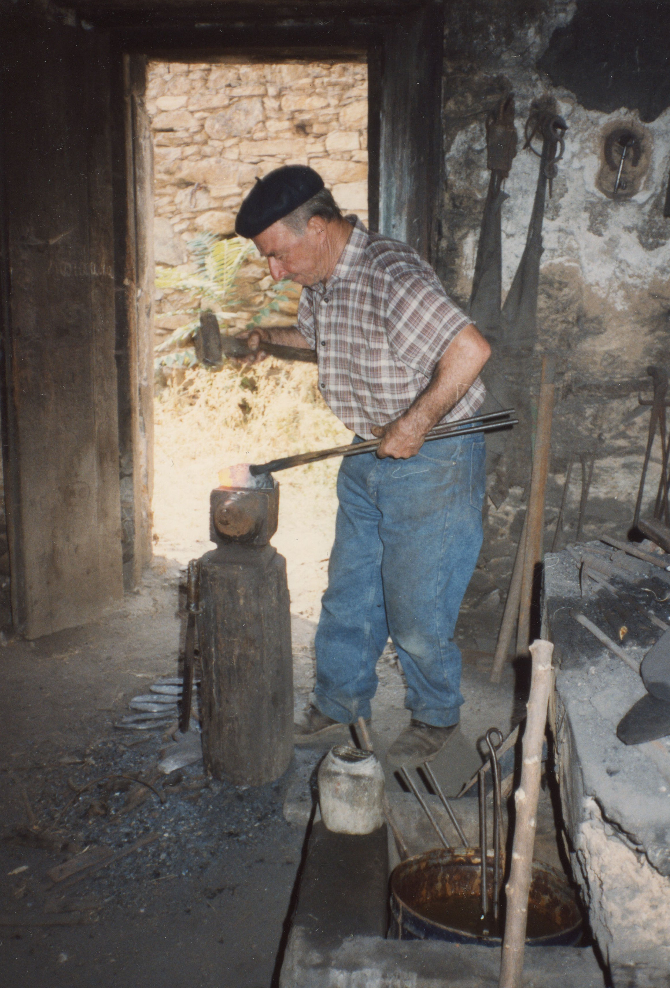 Albino Vellini nella fucina per la forgiatura del ferro