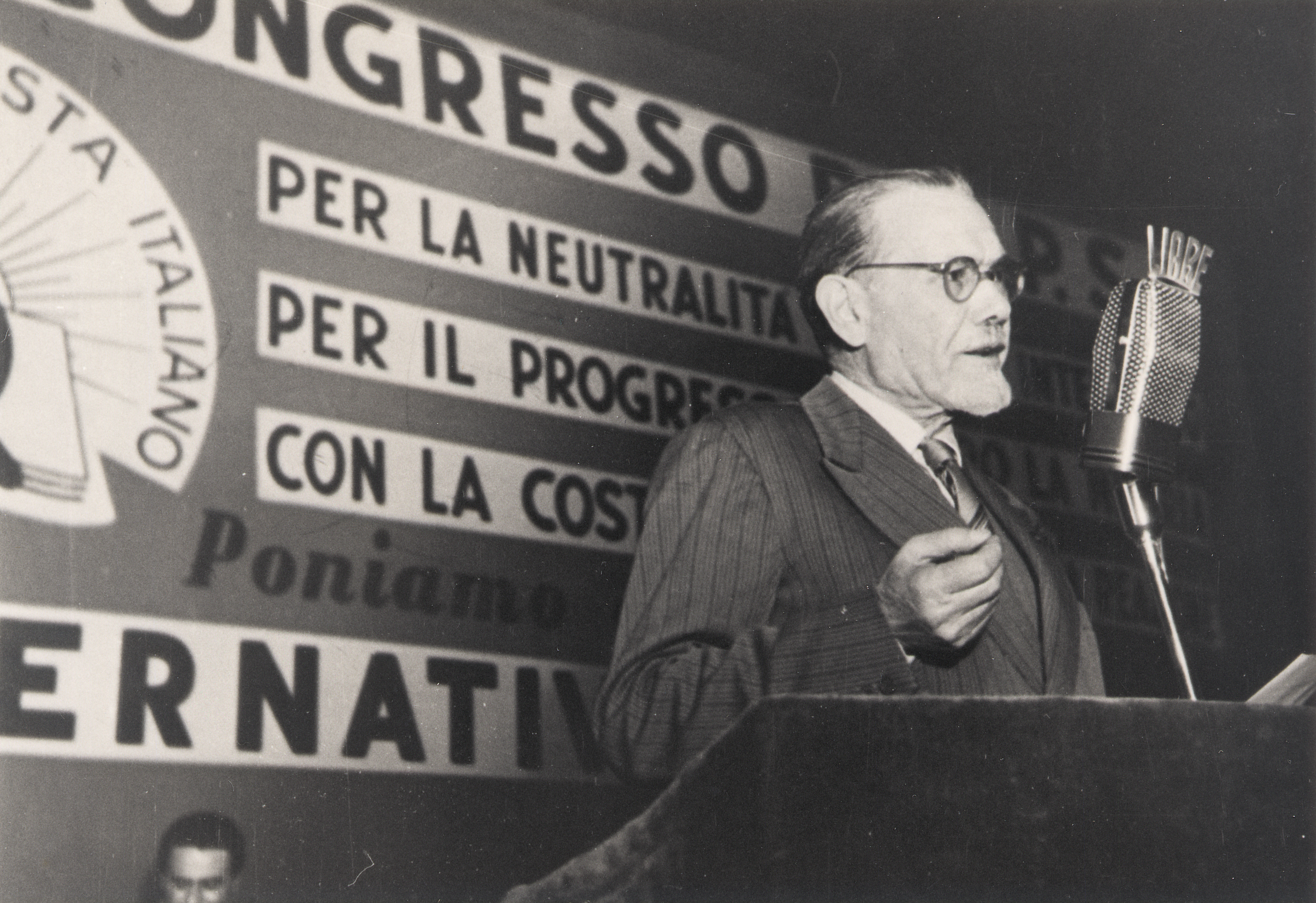 Emilio Lussu durante un congresso socialista negli anni '50