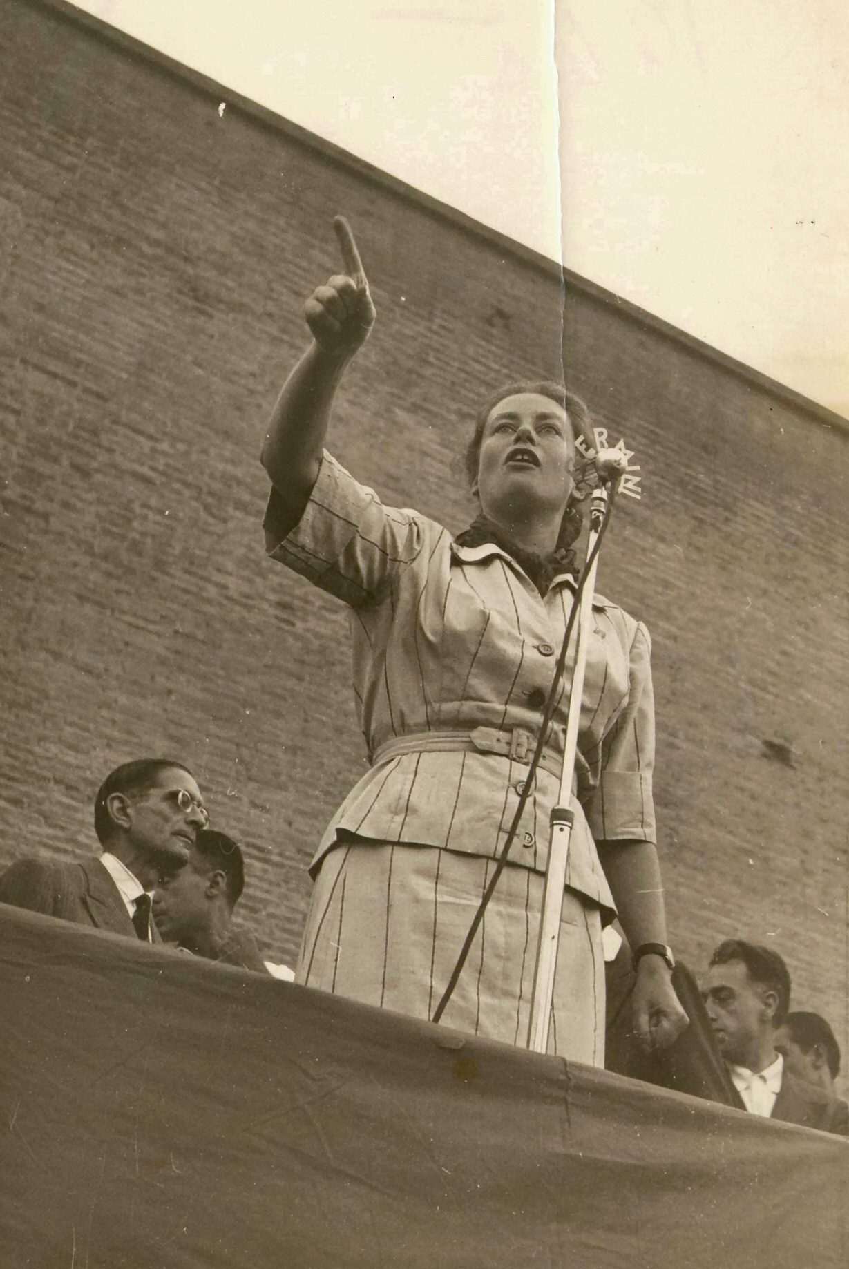 Joyce Lussu a Porta San Paolo - 1945