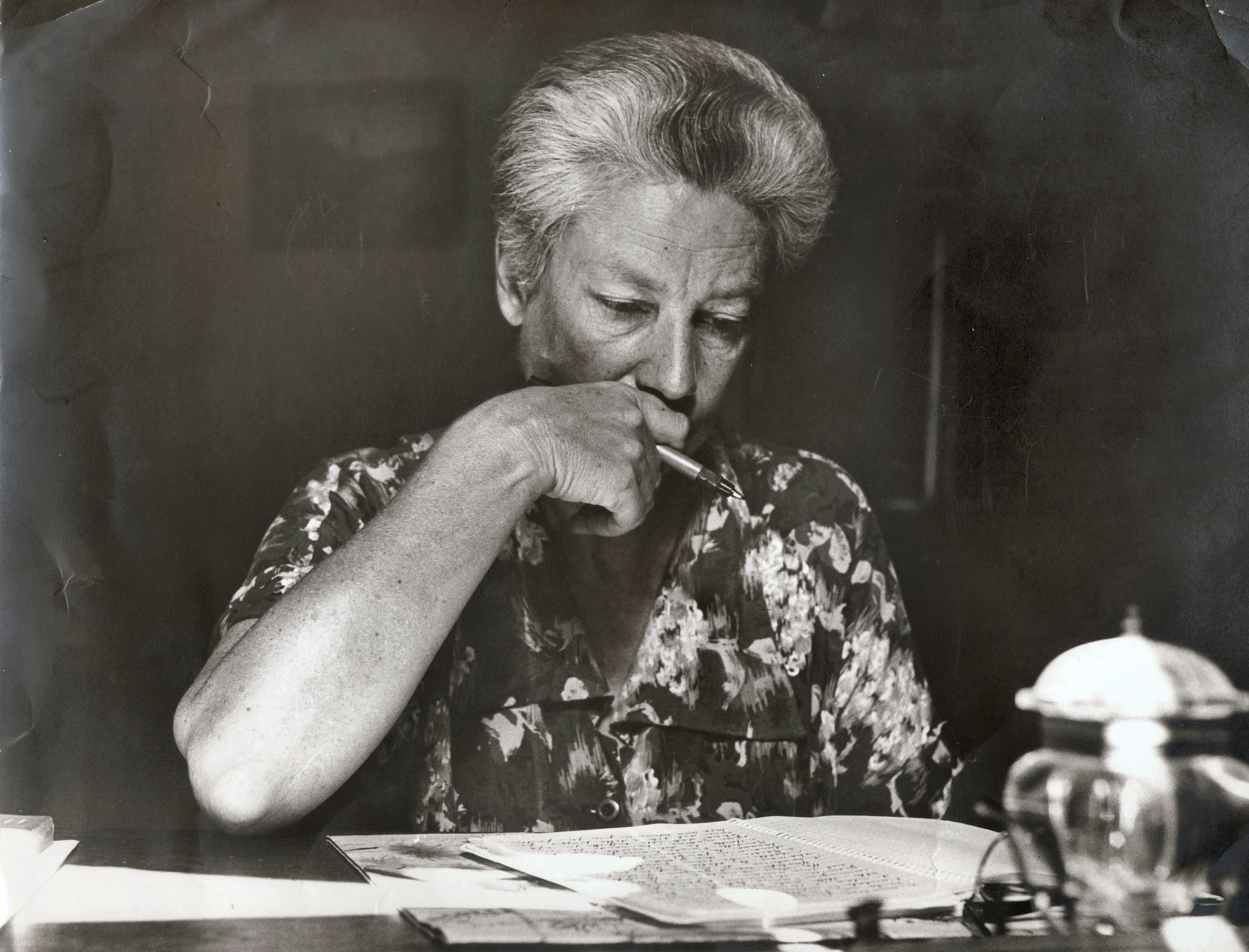 Joyce Lussu a lavoro su uno scritto
