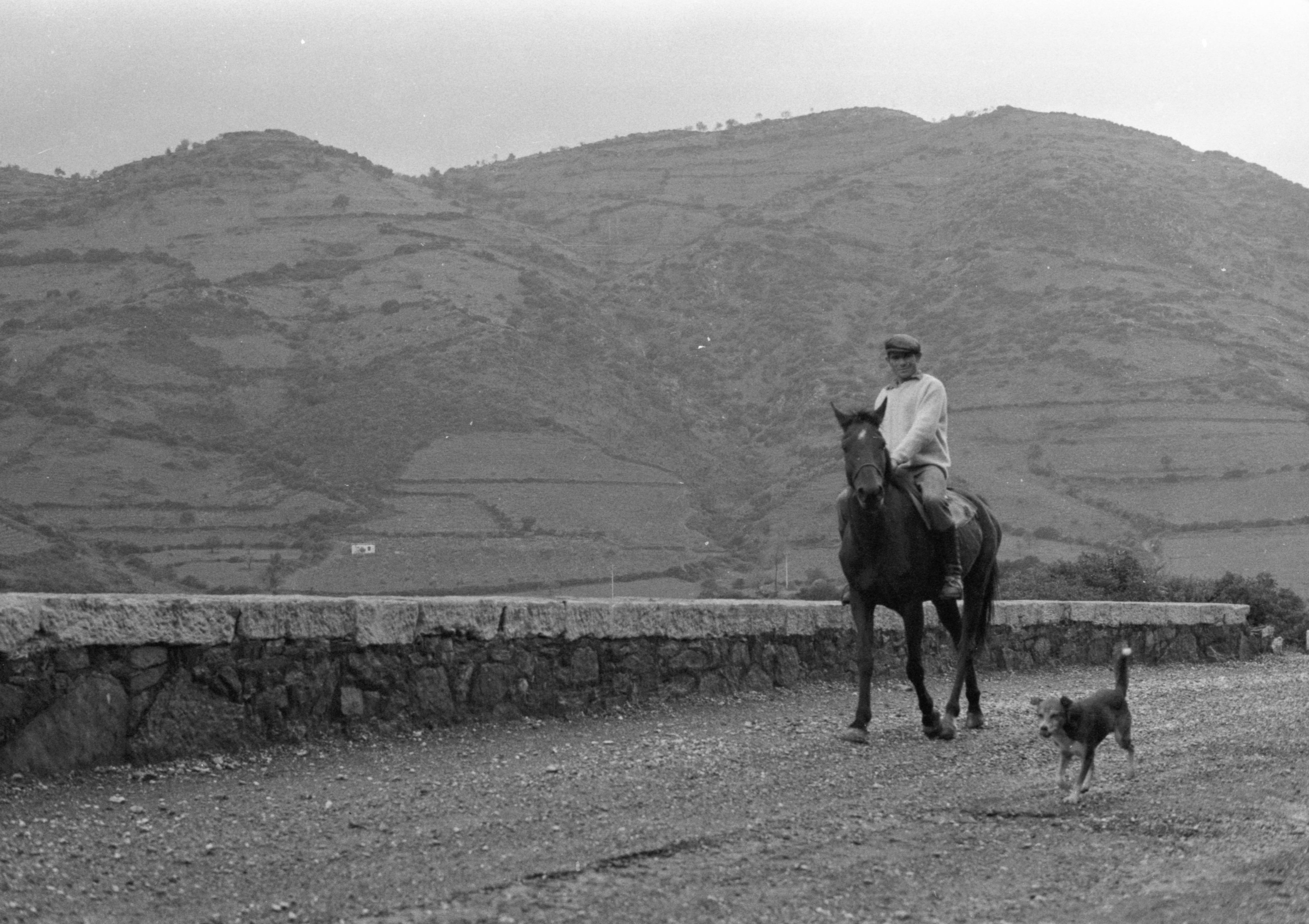 Pastore a cavallo sulla statale 387 ad Armungia nel 1970