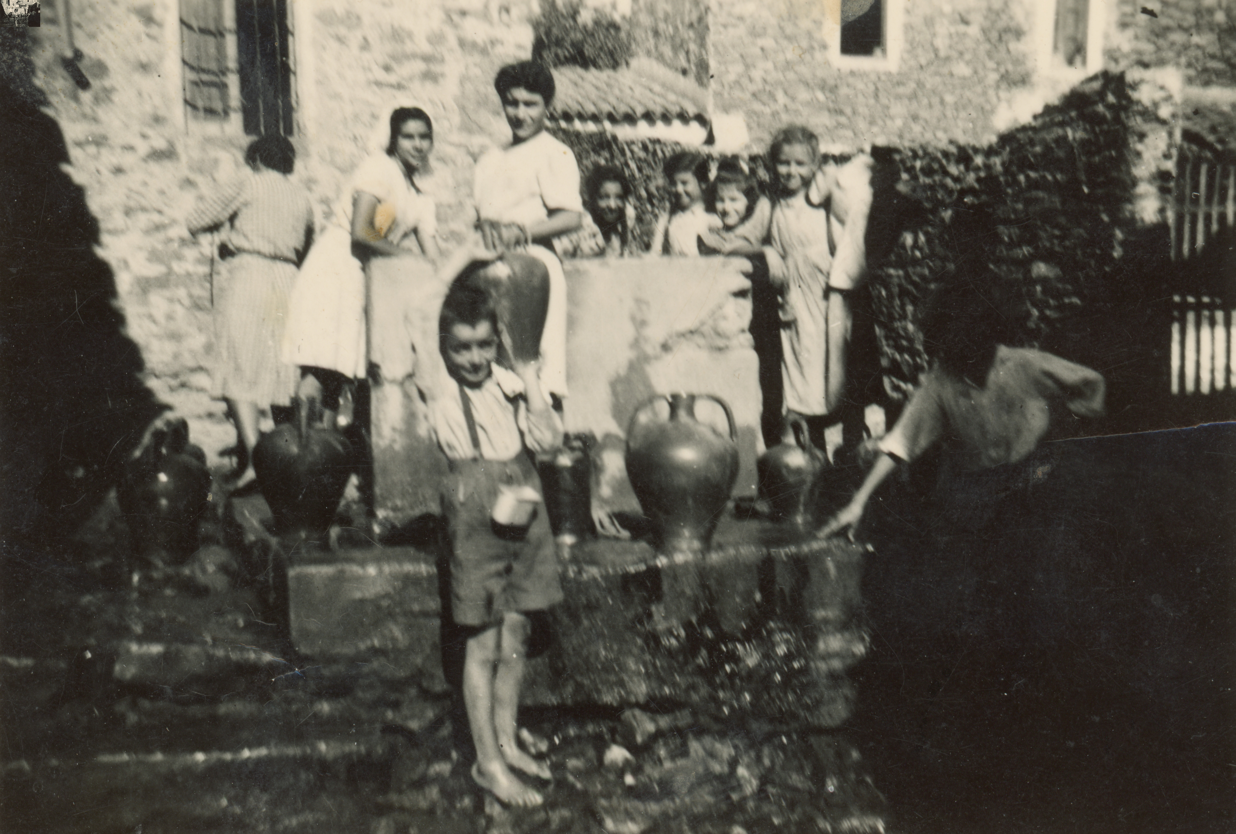 Pratze Funtana, la piazzetta del pozzo pubblico. La caserma era situata alle sue spalle